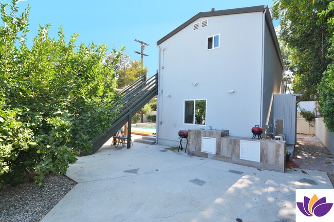 Building Photo - 5955 Hillview Park Ave