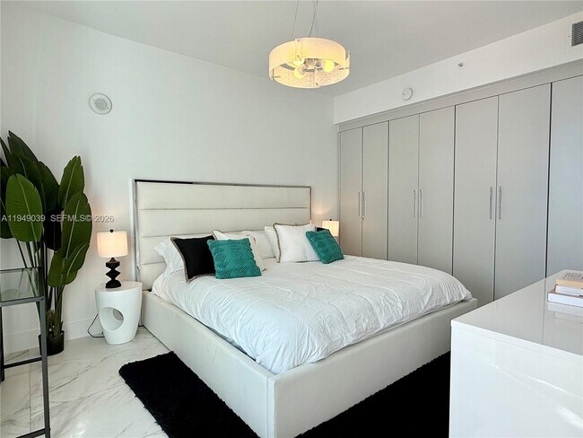 Building Photo - 225 Collins Ave