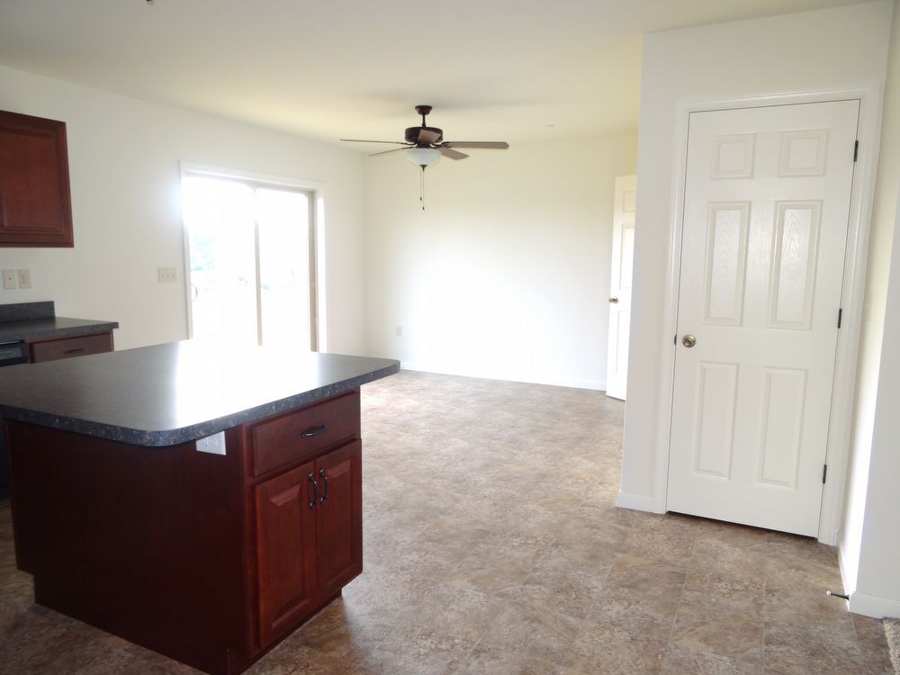 Building Photo - 330 Meadow View Dr