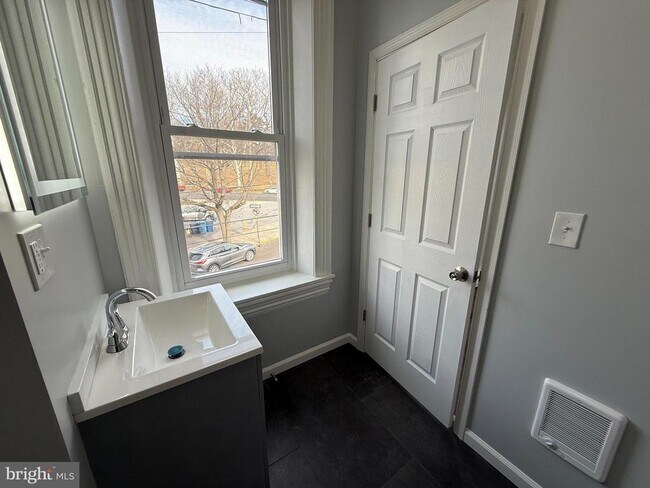 Building Photo - 1156 Franklin St