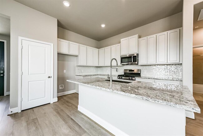 Building Photo - 745 Lake Lacosta Dr