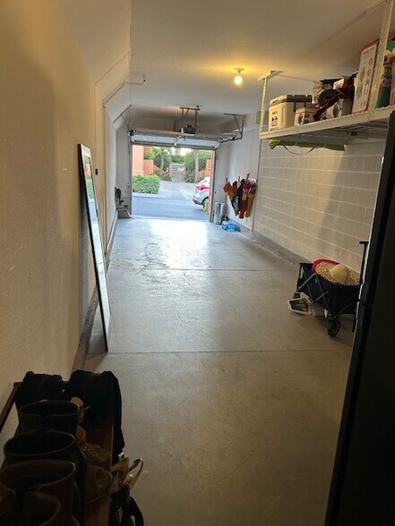 Building Photo - 1020 S San Marino Way