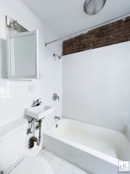 Building Photo - PROSPECT PLACE / Spacious 1-Bedroom / Grea...