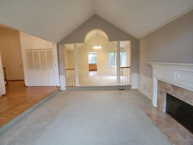 Building Photo - Spacious 3-Bedroom Home with Den and Private Backyard in Prime Location