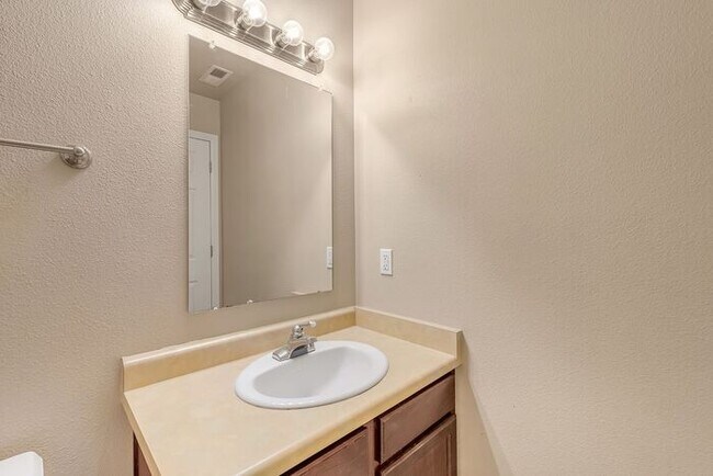 Building Photo - Spacious Multi-Level Townhome in Brookwillow