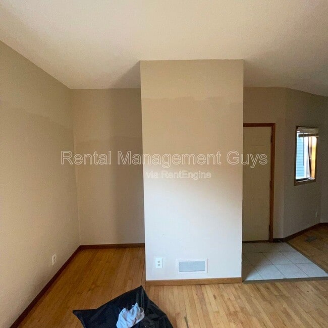 Building Photo - 3319 Longfellow Ave