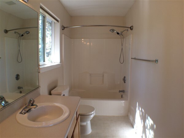 Building Photo - 3 Bedroom Home in SW Bend Just Minutes From the Old Mill