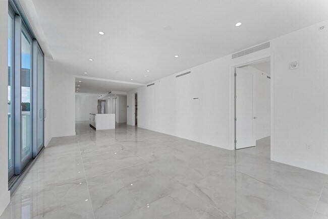 Building Photo - 485 E Royal Palm Rd