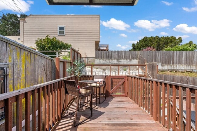 Building Photo - Cute, Comfortable and Convenient Apartment...