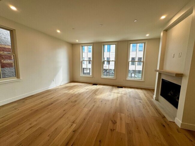 Building Photo - Luxury in the Heart of Huntsville