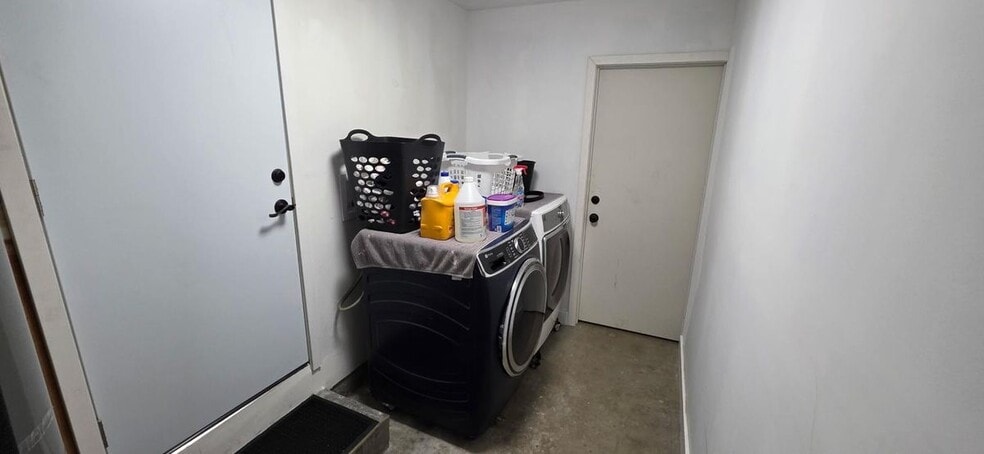 Building Photo - 15947 Amber Valley Dr