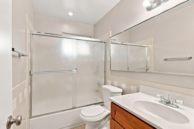 Building Photo - 935 Castlewood Dr