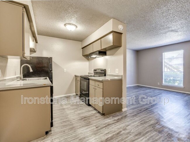 Building Photo - 4657 S Darlington Ave