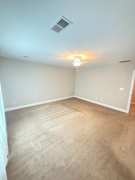 Building Photo - 155 Goldenrod Cir