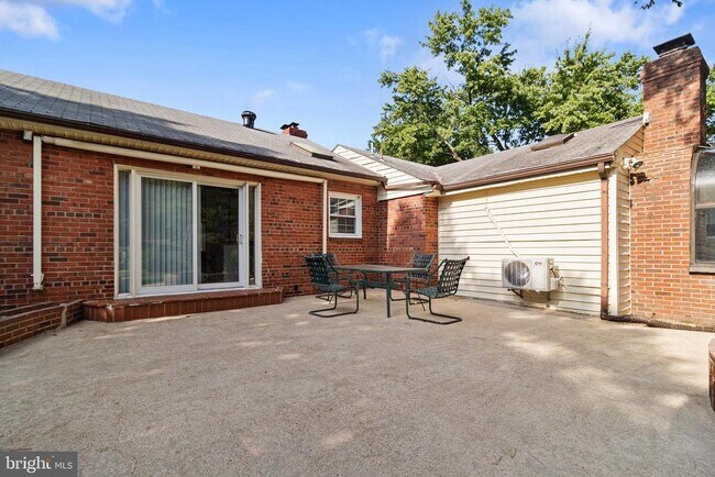 Building Photo - 5601 Dawes Ave