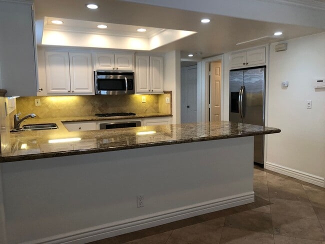 Building Photo - Three-story downtown home two blocks from ...