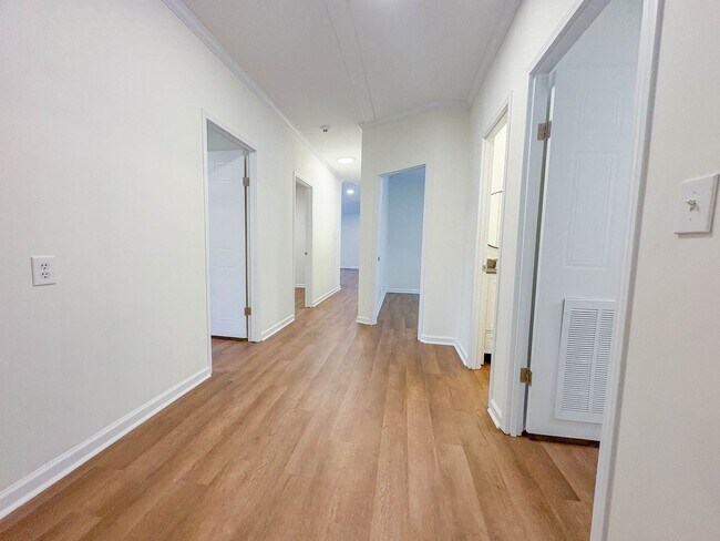 Building Photo - 4 Bedroom, 2 Bathroom: Pets Allowed!