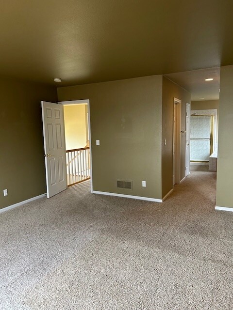 Building Photo - 3670 Point Dr