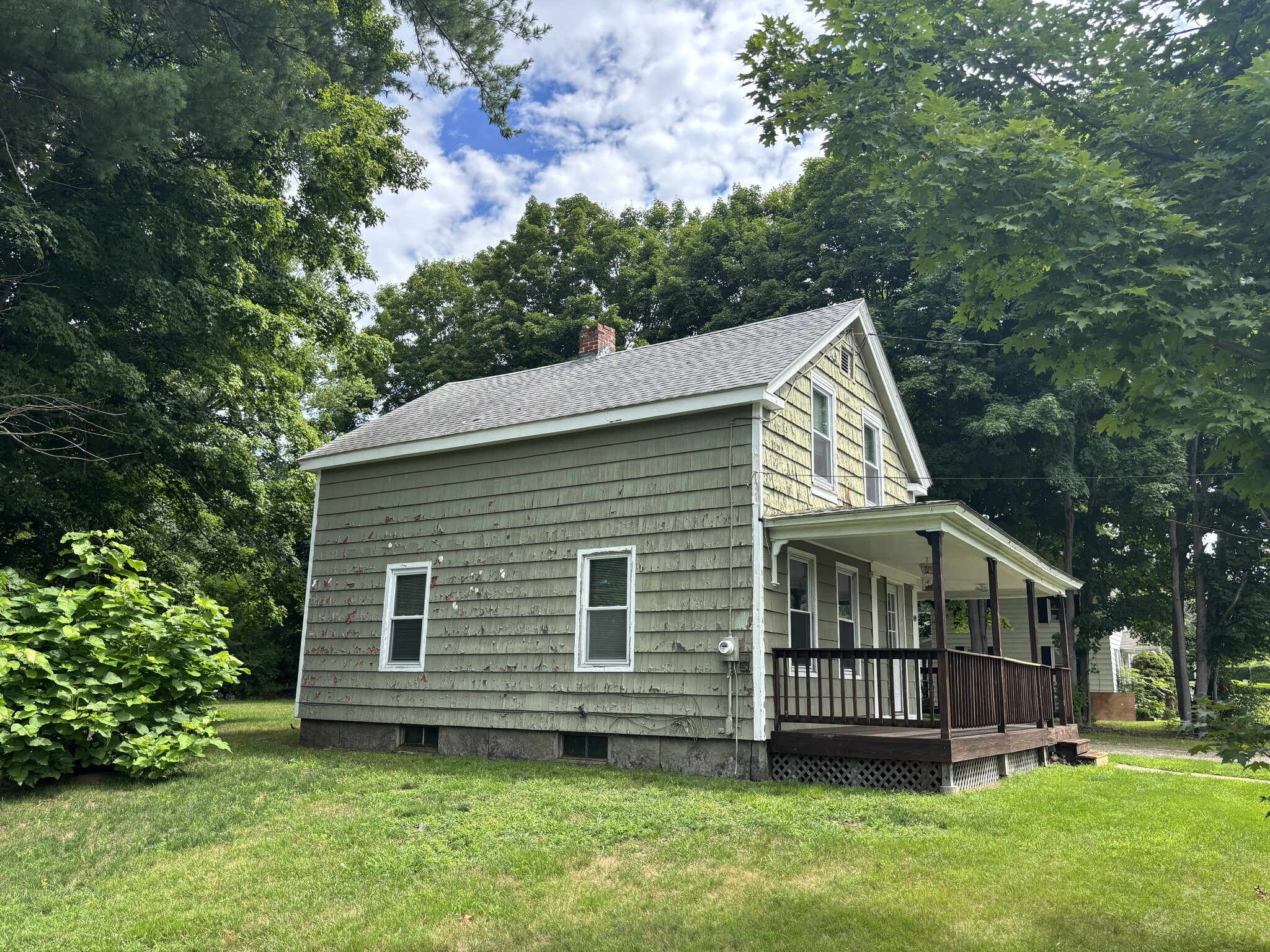 Building Photo - 69 Meadow St