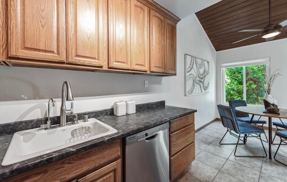 Building Photo - 2724 Oak Rd