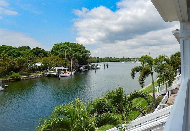 Building Photo - 3889 Pompano Dr SE
