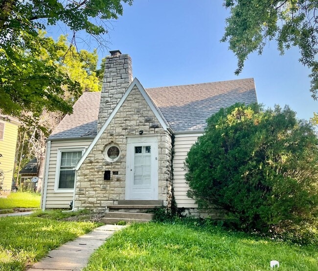 Building Photo - Great 3 Bedroom Near Aggieville & KSU! Pre Leasing for 2026-2027 School Year!