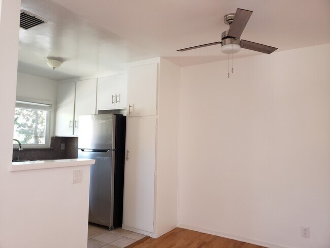 Kitchen refrigerator - 1025 Idaho Ave