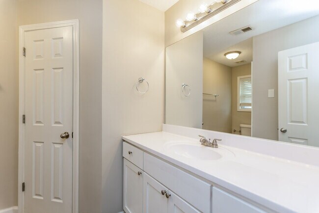 Building Photo - 253 Bainbridge Cir