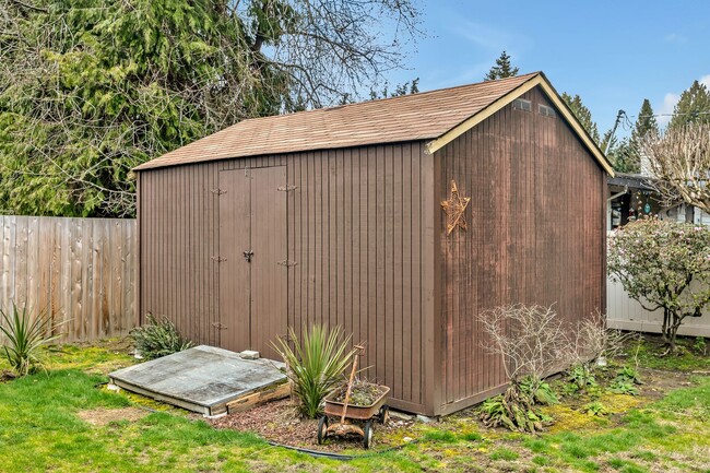 Building Photo - Great Burien Rambler with HUGE attached ga...