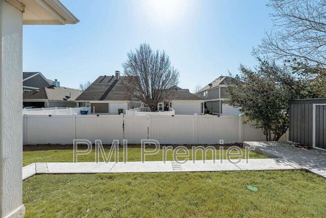 Building Photo - 9004 Blackstone Dr