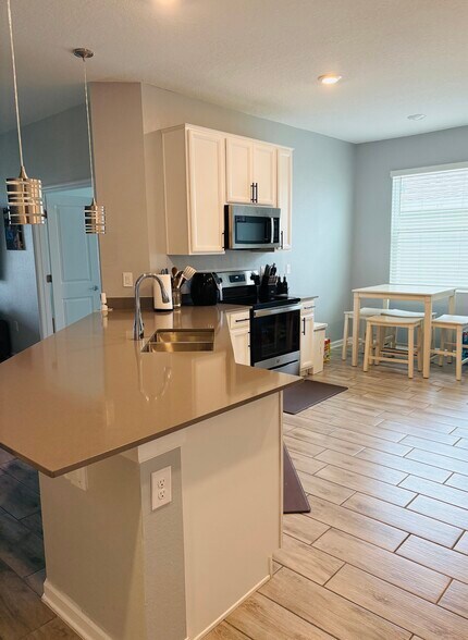 Building Photo - 1185 Saguaro St