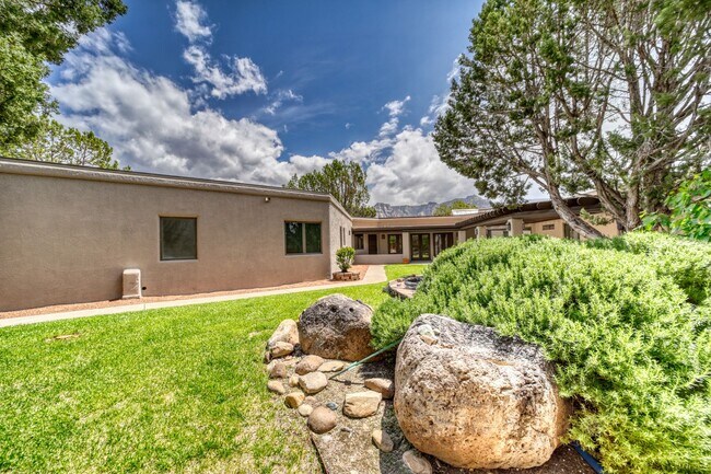 Building Photo - Beauty on Bowstring Drive