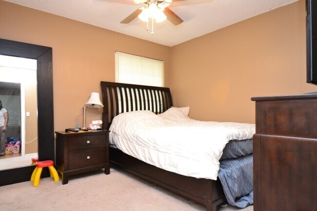 Building Photo - Fantastic 3 BR Lake Mary Home with vaulted...