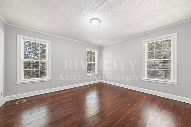 Building Photo - HUGE 4 BED 2 BATH PROPERTY!!!!!! SECTION 8...