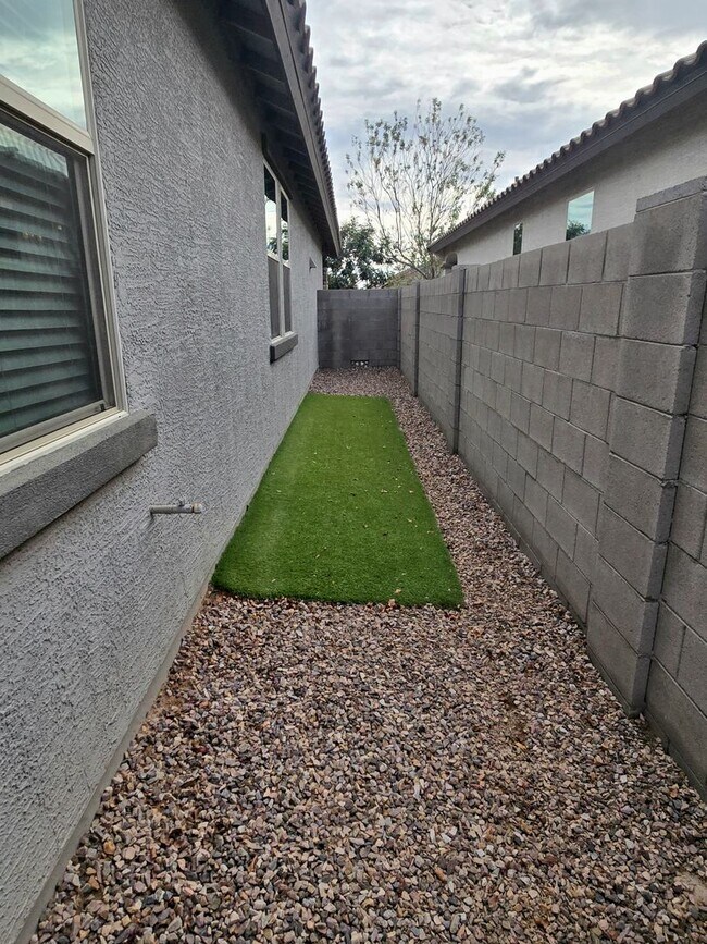 Building Photo - UPGRADED LIKE-NEW 3-BEDROOM WITH COMMUNITY POOL