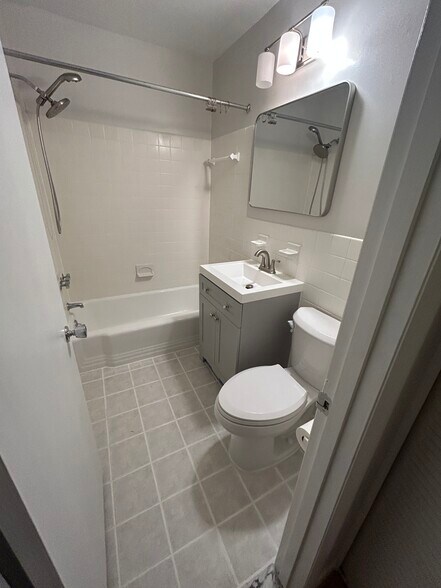 Building Photo - 10613 weymouth st 101