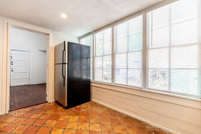 Building Photo - 426 W Woodlawn Ave