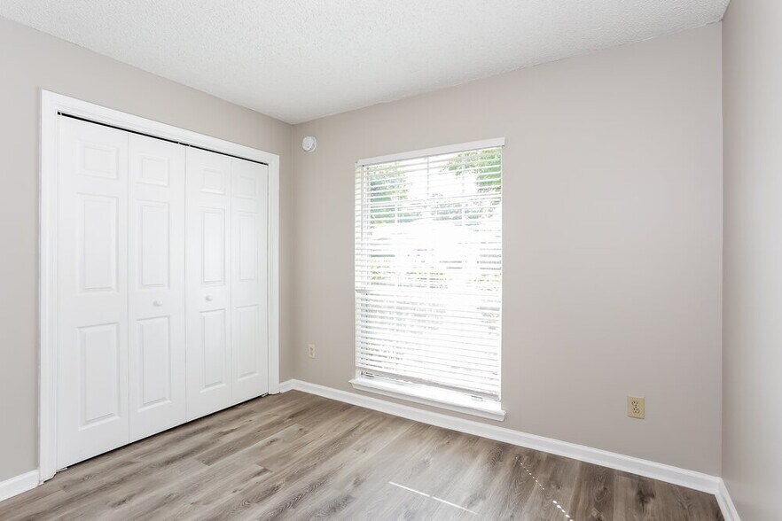 Building Photo - 1669 Spring Branch Dr W