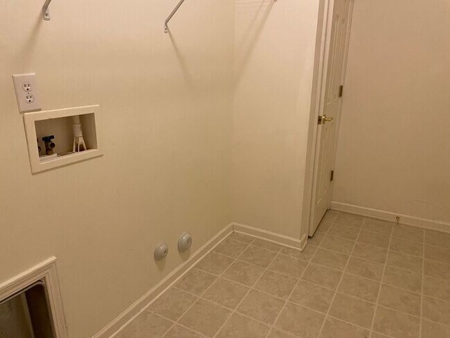 Building Photo - NW Brick Townhome, Granite Counter-Tops, W...