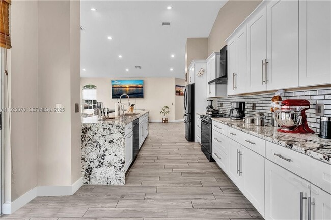 Building Photo - 8520 Vía Romana