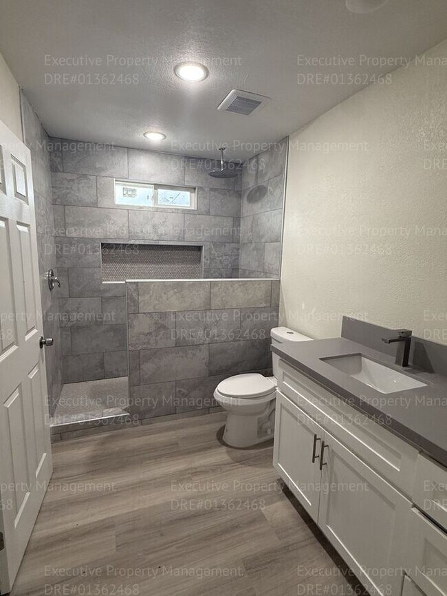 Building Photo - Remodeled 3-bedroom, 2-bath home near Ming Ave/ S. H St
