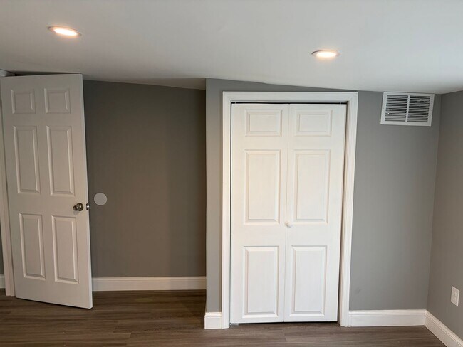 Building Photo - Fully Renovated 3BR/2BA Corner Twin Home-Move in Ready