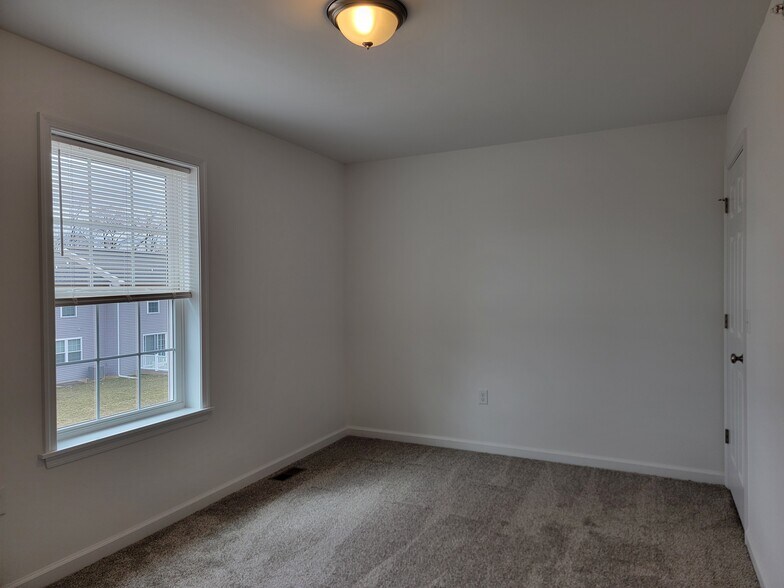 Building Photo - 173 Robert Cir