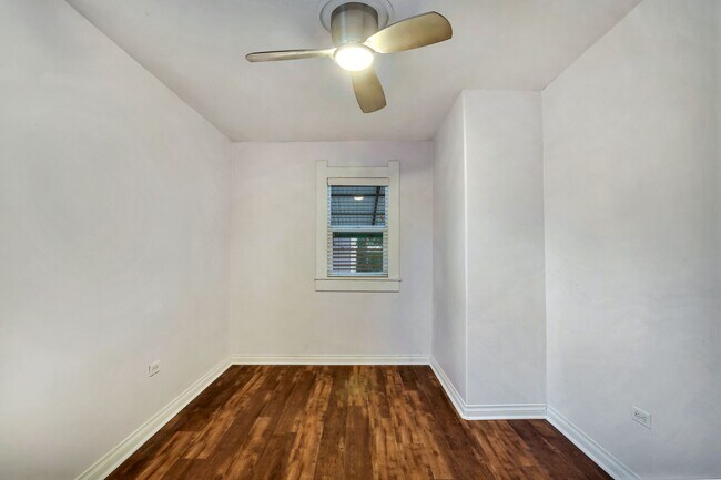 Building Photo - Charming 1924 Bungalow! 3 bedrooms and 1 b...