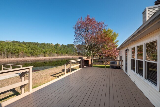Building Photo - Beautiful Ranch in Pine Meadows | Water View