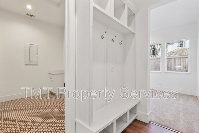 Building Photo - 1007 Bridger Dr