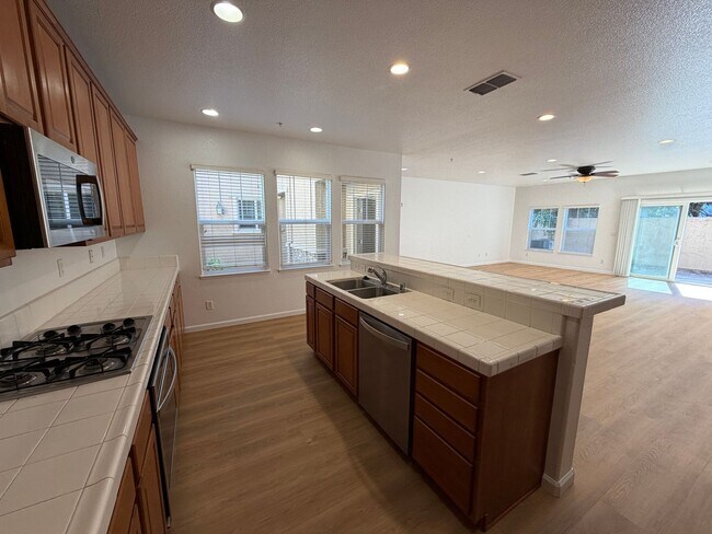 Building Photo - 3301 N Park Dr