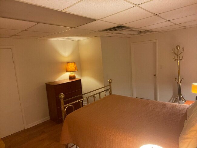 Main Bedroom - 604 S Oakwood Ave