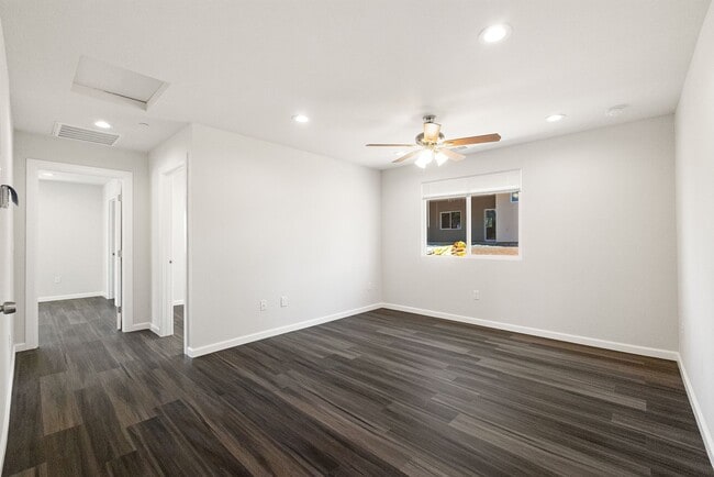 Building Photo - Paradise- 2 bed 2 bath +Bonus room, No Pets, Garage, fenced yard, RV parking