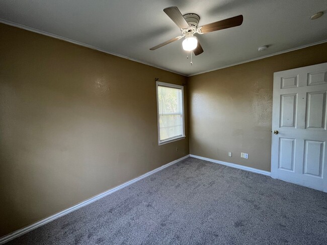 Building Photo - 4 bedroom 2 bath!
